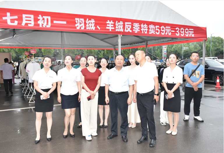 石董冒雨親臨慰問(wèn) 現場(chǎng)指導鼓舞士氣