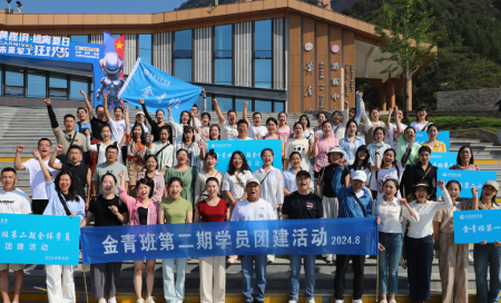 紅色黃崖洞  精神之碑屹立；活力金青班  傳承之花永綻