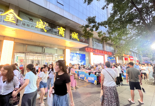 傳統廟會(huì )促消費升溫  堅守崗位戰季末銷(xiāo)售